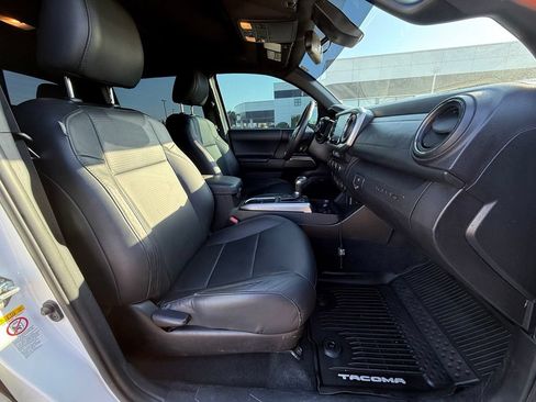 Used 2020 Toyota Tacoma Limited w/ Blackout Package AWD/4WD image 18