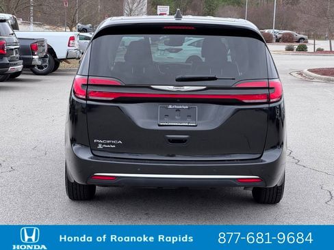 Used 2023 Chrysler Pacifica Touring-L image 4