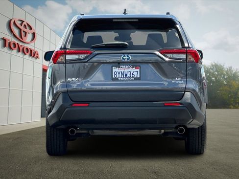 Used 2021 Toyota RAV4 LE AWD/4WD image 4