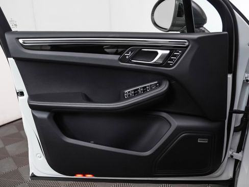Used 2025 Porsche Macan Turbo image 25