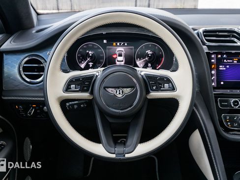Used 2023 Bentley Bentayga image 27
