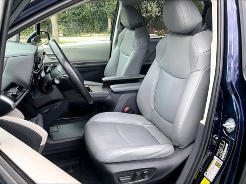 Used 2022 Toyota Sienna XLE image 8