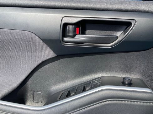 Certified 2022 Toyota Highlander L image 12