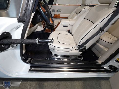 Used 2014 Rolls-Royce Phantom Drophead Coupe image 18