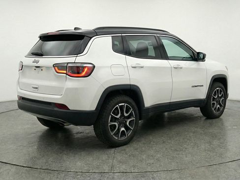 Used 2025 Jeep Compass Trailhawk image 9