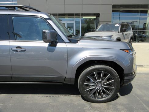 Used 2025 Lexus GX 550 w/ Accessory Package (2T) AWD/4WD image 12