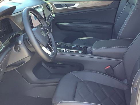 New 2025 Volkswagen Atlas SE FWD image 22