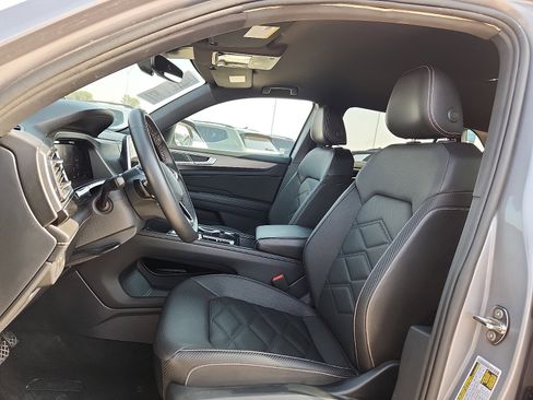Certified 2025 Volkswagen Atlas Cross Sport SE FWD image 13
