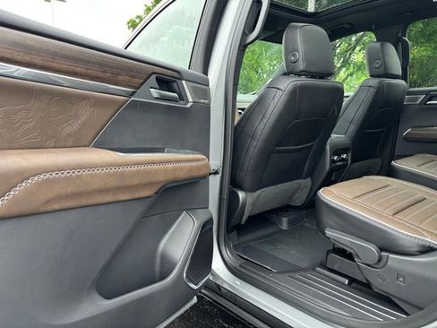 New 2026 GMC Acadia Denali Ultimate w/ LPO, Floor Liner Package AWD/4WD image 45