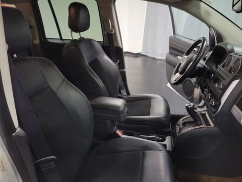 Used 2016 Jeep Compass Latitude FWD image 29