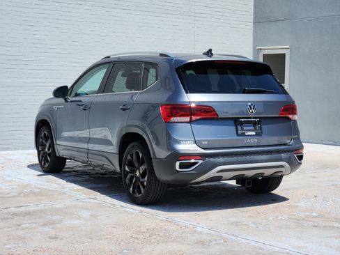 Used 2022 Volkswagen Taos SE w/ Panoramic Sunroof Package FWD image 7