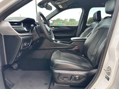 Used 2024 Jeep Grand Cherokee Altitude RWD image 9
