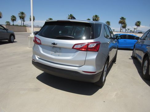 Used 2020 Chevrolet Equinox LS FWD image 3