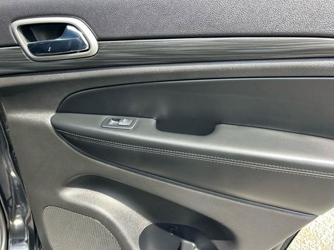 Used 2019 Jeep Grand Cherokee Altitude RWD image 11