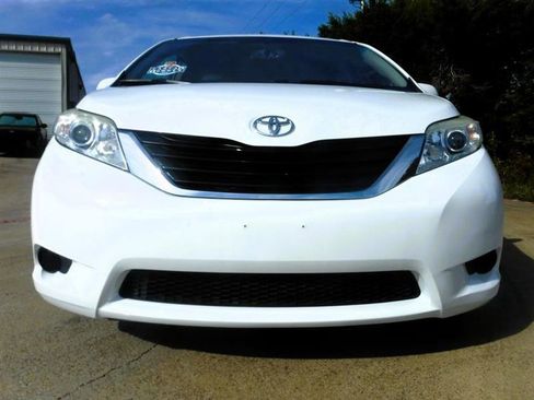 Used 2012 Toyota Sienna LE image 9