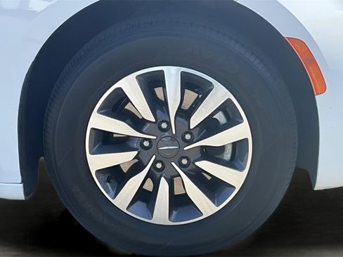 Used 2024 Chrysler Pacifica Select image 26