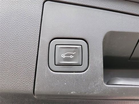 Used 2025 Cadillac XT4 Premium Luxury image 11