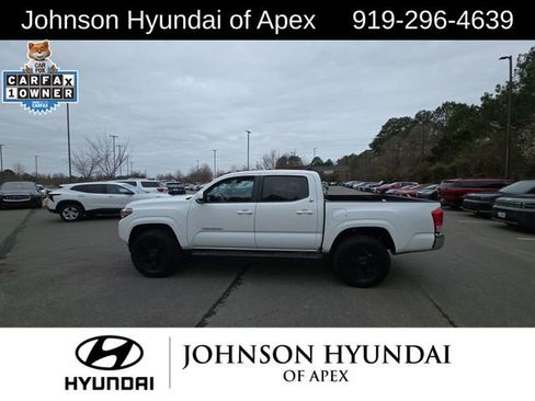 Used 2016 Toyota Tacoma SR5 w/ Towing Package image 19