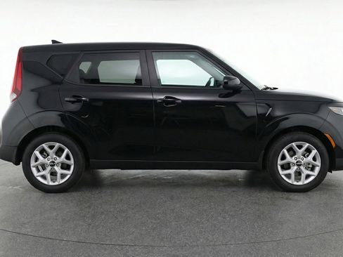 Used 2025 Kia Soul LX w/ LX Technology Package FWD image 11