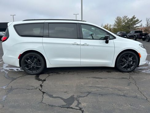 New 2026 Chrysler Pacifica Limited w/ S Appearance Package FWD image 8