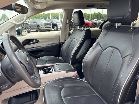 Used 2023 Chrysler Pacifica Limited AWD/4WD image 44