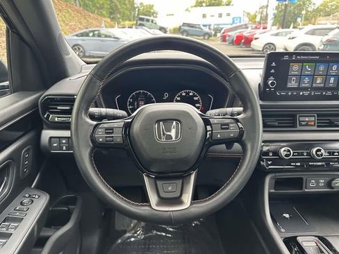 Used 2025 Honda Pilot TrailSport image 11