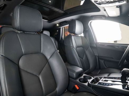 Certified 2026 Porsche Macan image 17
