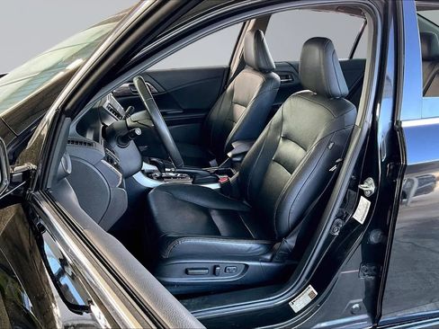 Used 2017 Honda Accord Touring image 18