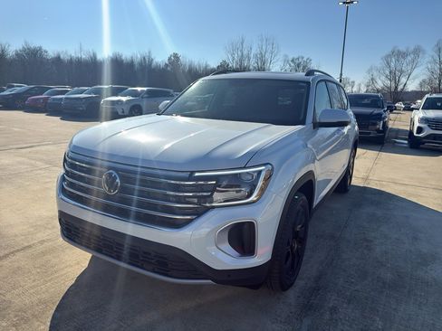 New 2026 Volkswagen Atlas SE FWD image 1