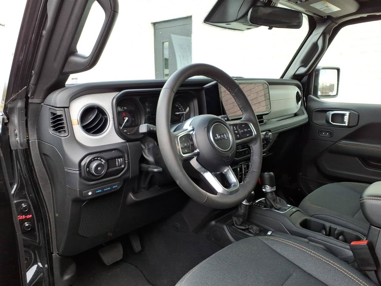 Used 2025 Jeep Wrangler Unlimited Sahara AWD/4WD image 5