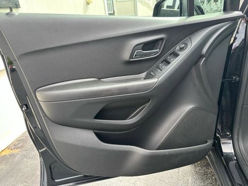 Used 2019 Chevrolet Trax LT w/ LT Convenience Package FWD image 19