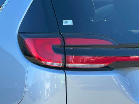 Used 2024 Chrysler Pacifica Touring-L image 9