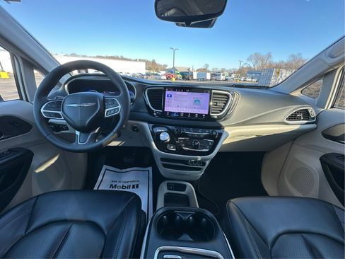 Used 2023 Chrysler Pacifica Touring-L FWD image 26