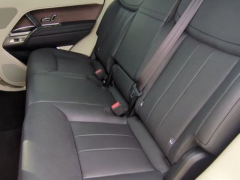 Certified 2024 Land Rover Range Rover SE image 19