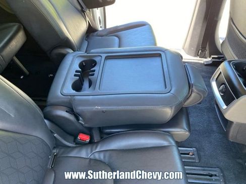 Used 2025 Kia Carnival FWD image 30