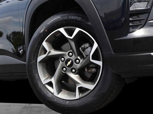Used 2025 Chevrolet Trax LT w/ LT Convenience Package FWD image 3