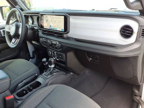 Used 2024 Jeep Wrangler Unlimited Sahara AWD/4WD image 10