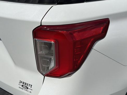 Certified 2022 Ford Explorer XLT w/ Equipment Group 202A RWD image 9