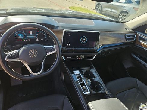 Used 2025 Volkswagen Atlas SE image 16