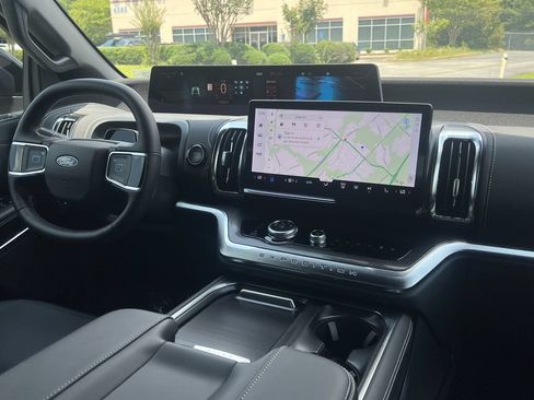 New 2027 Ford Expedition Platinum w/ Stealth Performance Package AWD/4WD image 3