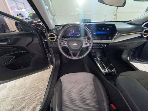 Used 2025 Chevrolet Trax LT FWD image 38