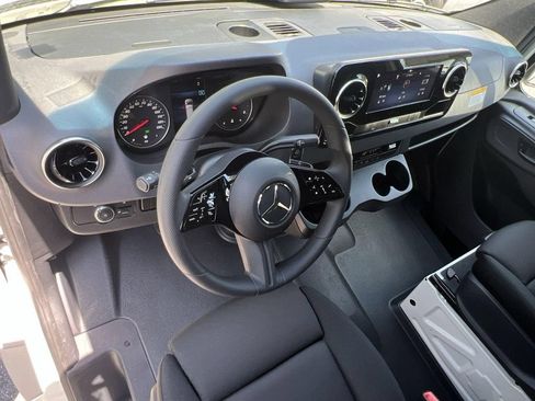 Used 2025 Mercedes-Benz Sprinter 2500 image 21