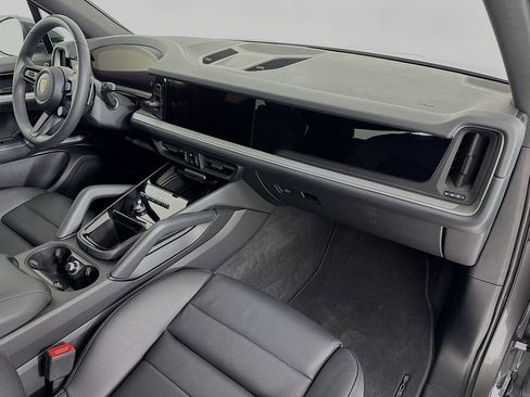 Used 2025 Porsche Cayenne AWD/4WD image 32