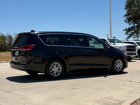Used 2025 Chrysler Pacifica Select FWD image 4