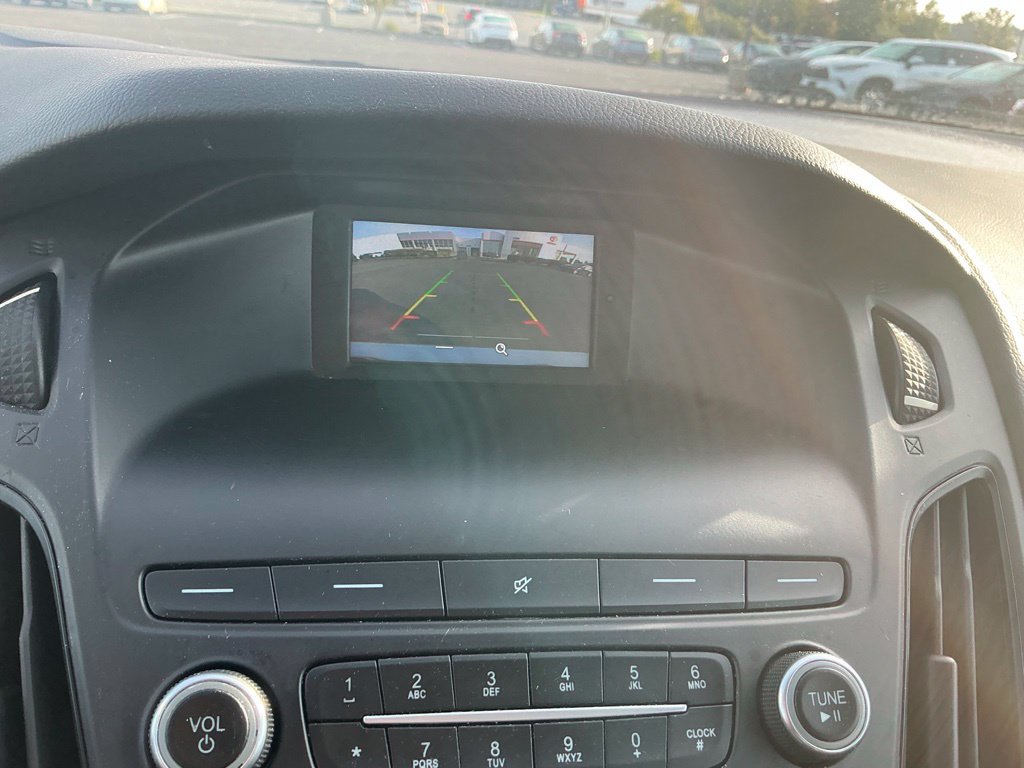 Used 2018 Ford Focus SE w/ Cold Weather Package FWD image 18