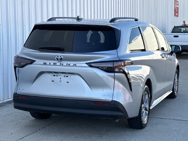 Used 2025 Toyota Sienna XLE FWD image 4