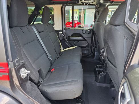 Used 2019 Jeep Wrangler Unlimited Sahara w/ Safety Group AWD/4WD image 11