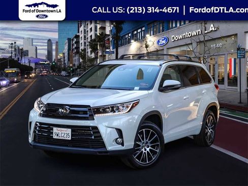 Used 2017 Toyota Highlander SE image 1