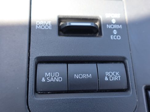 Used 2022 Toyota Highlander XLE AWD/4WD image 28
