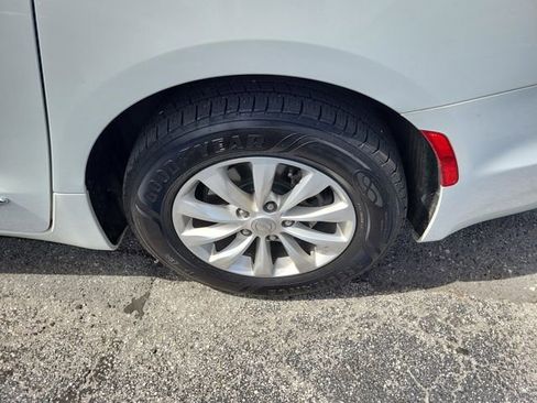 Used 2018 Chrysler Pacifica Touring-L image 6